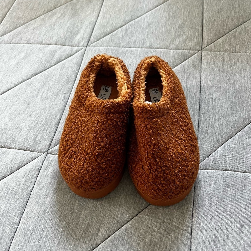 Tan Fuzzy Teddy Slippers - Picture 2 of 7